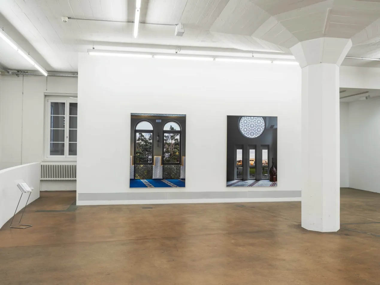 Aflevering kunstwerken bij galerie - groot formaat prints